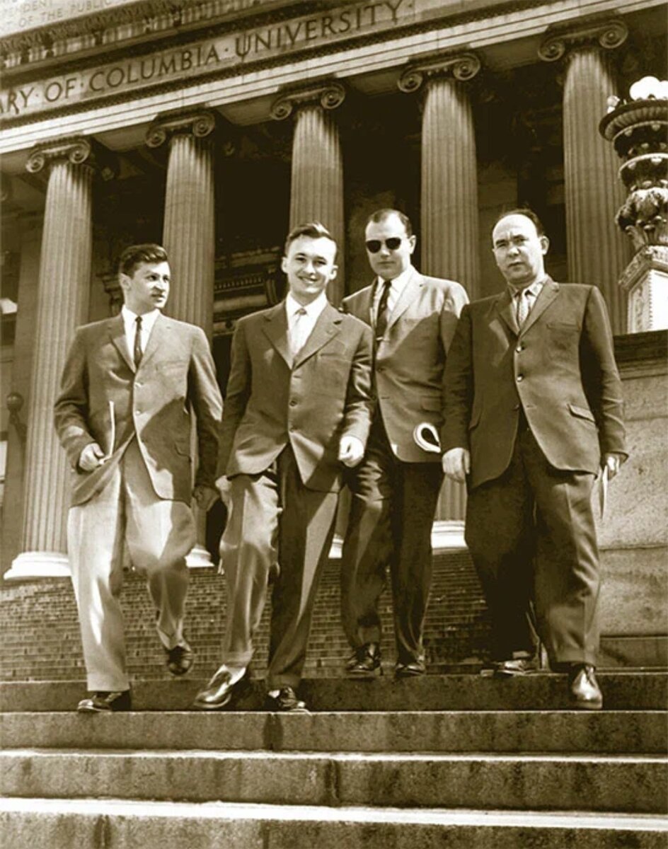 На ступенях Колифорнийского университета второй слева Олег Калугин, крайний справа учитель Зюганова предатель Александр Яковлев. Предательство СССР было уже вынашивалось этими людьми