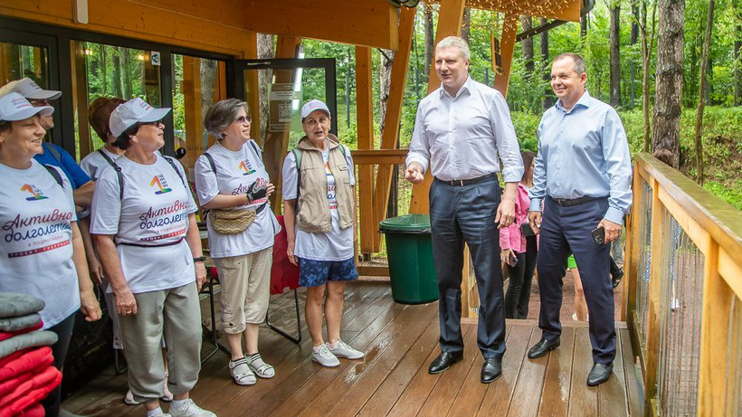    Глава Одинцовского округа Андрей Иванов общается с долголетами © Пресс-служба администрации Одинцовского городского округа