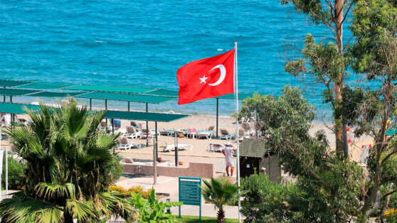    РФ разбирается в ситуации с выселением российских детей из лагеря в Турции Анастасия Романова