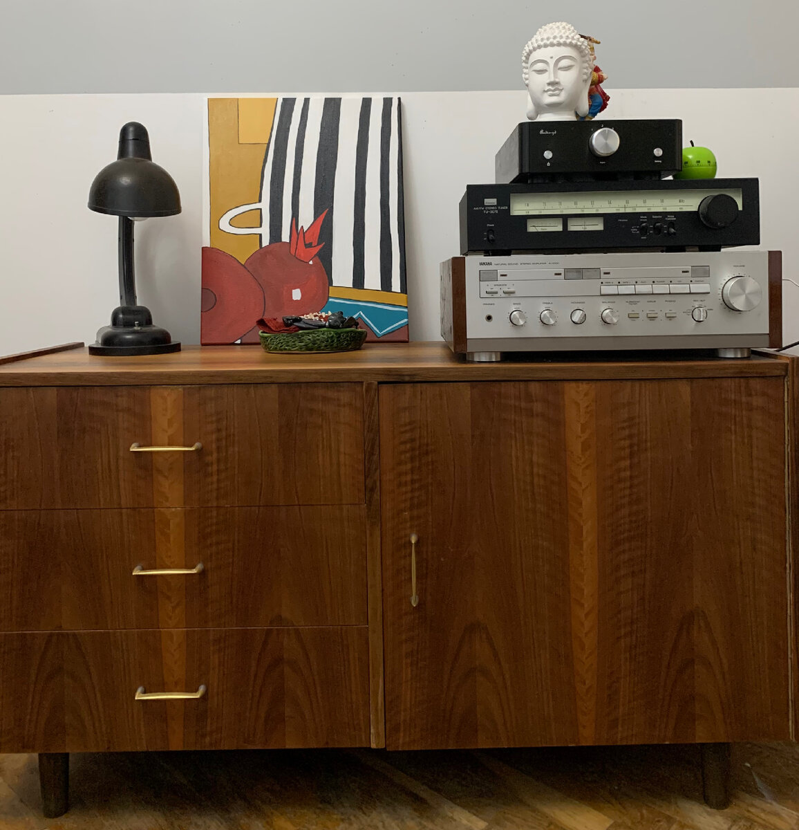 Здесь, например, мы извернулись и своими руками отреставрировали комод