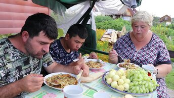 Мукбанг на даче с вкусным национальным блюдом.