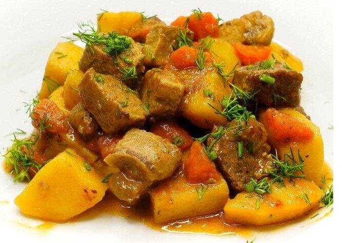 Классика вечерней трапезы для большой семьи — тушеный картофель с подливой. Чтобы приготовить домашний ужин, сгодится, конечно же, любое мясо, но вкуснее всего жаркое выходит со свининой. Это блюдо практически универсальное, так как его можно сделать и в сковороде, и в казане, и в духовке.