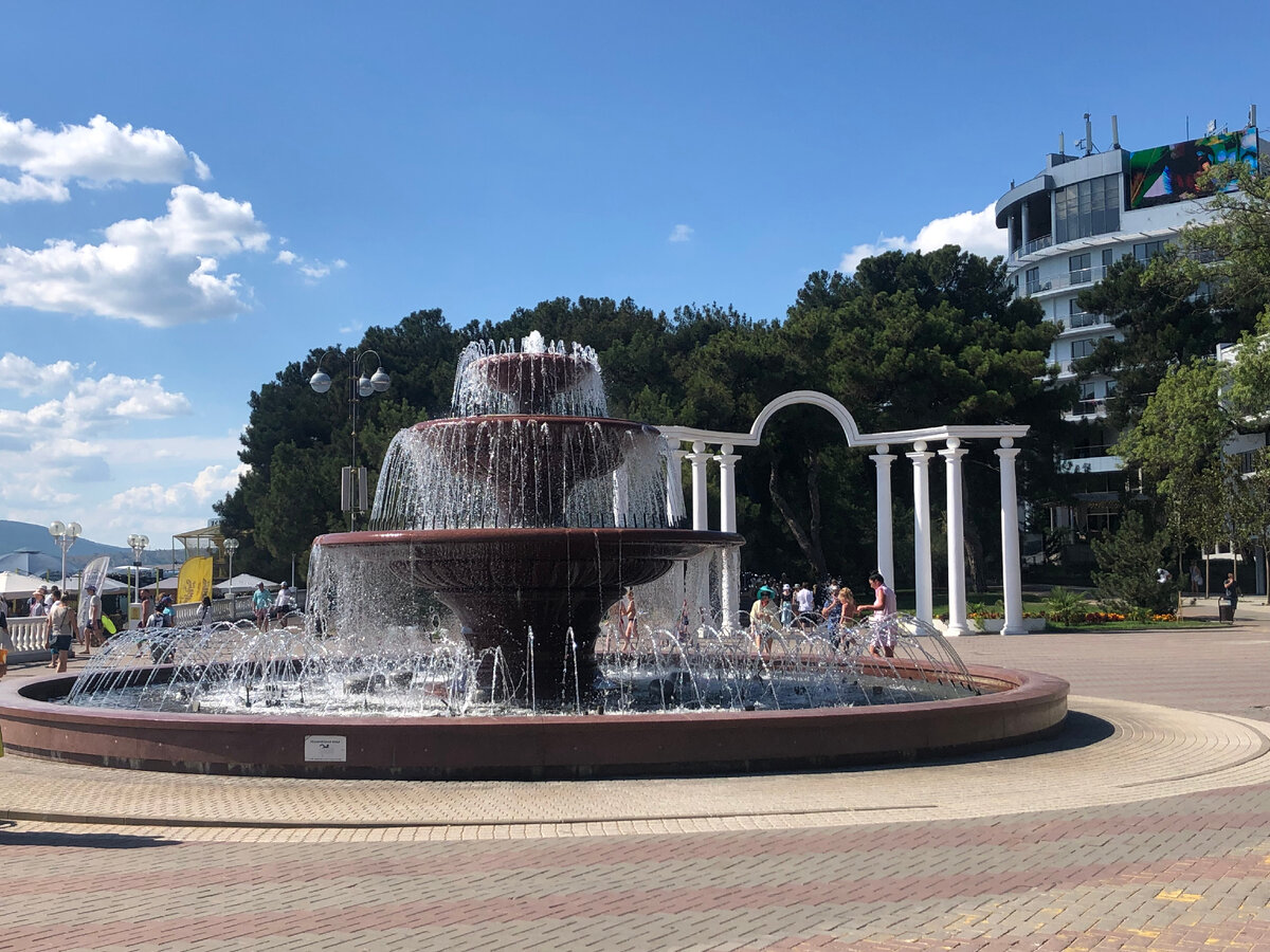 Центральный фонтан в Геленджике.