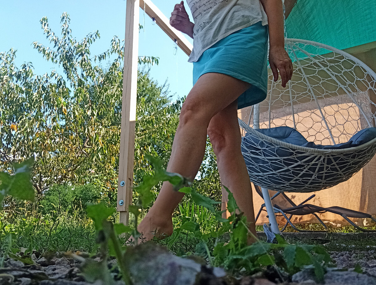 Это я, весело шагаю по камням в сторону бассейна