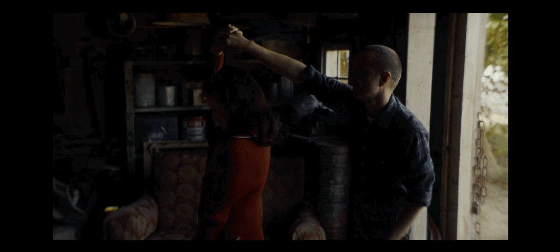 «Черное зеркало»: «За морем» (Дэвид в теле Клиффа танцует с Ланой)