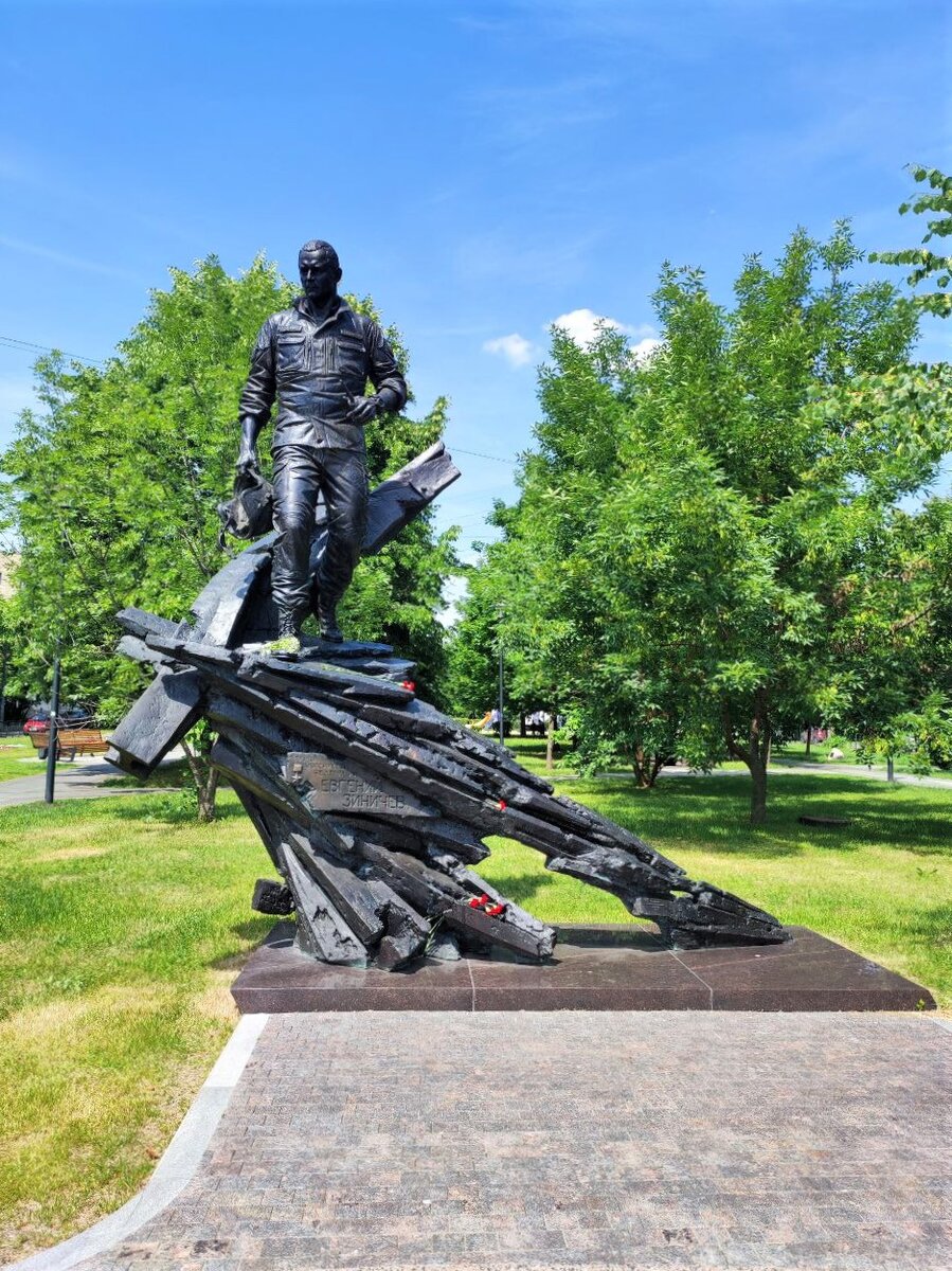 Памятник главе МЧС Евгению Зиничеву в Москве. Источник — dzen.ru/pa_myatnik 