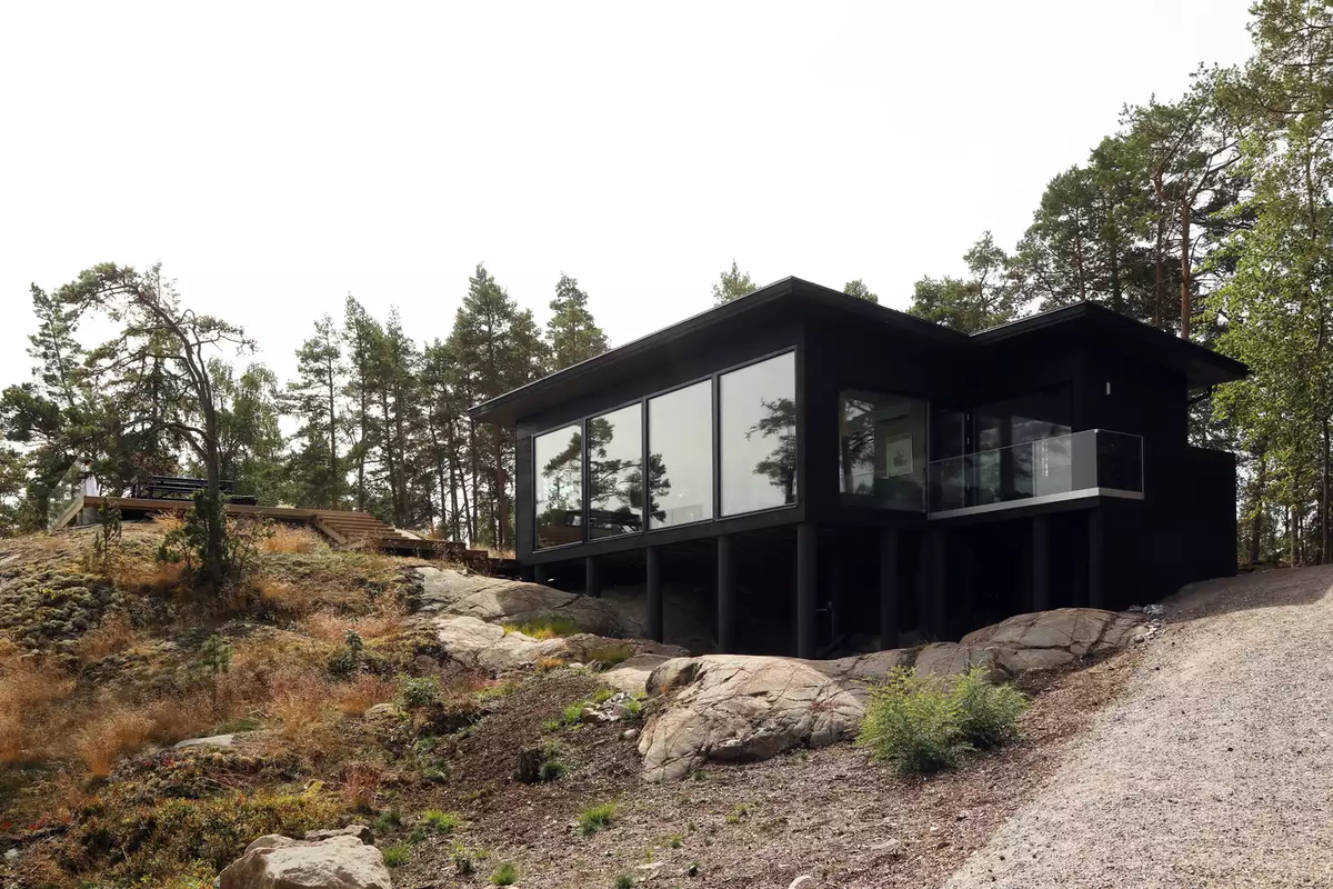 Дом построили в 2021 году. Он находится на небольшом острове. Здесь расположены самые разные дачи — и дорогие (как эта), и старенькие, 60-70 годов постройки. Некоторые из них пригодны к круглогодичному проживанию, но чаще всего владельцы приезжают сюда только на выходные или во время летнего отпуска