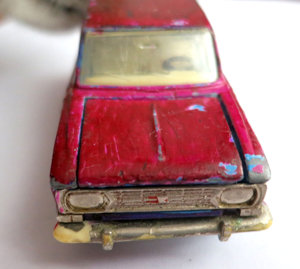 Передний бампер тоже пострадал.