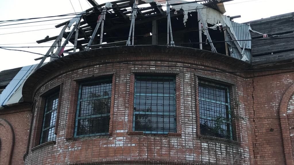     В красноярском микрорайоне Покровка продают трёхэтажный коттедж площадью 1000 квадратных метров. Но он выполнен в черновой отделке и, судя по фото, потребует работ внутри и снаружи.