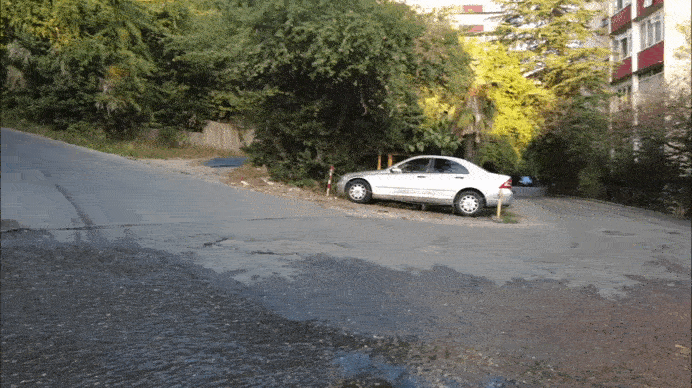 Это стандартный подъезд во двор, видео ускорено в пять раз. Я туда поднималась больше минуты - запыхалась. И таких там много...