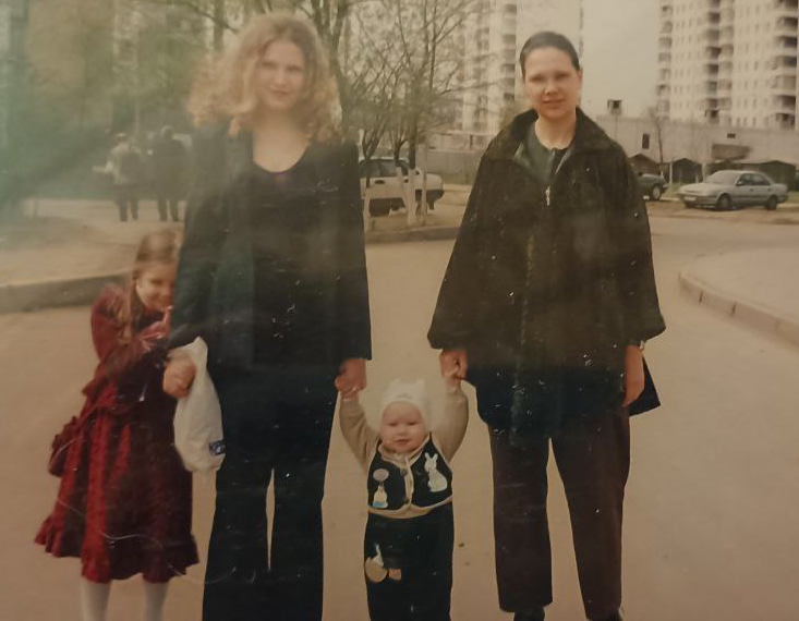 Наша семья, которую он бросил. А позже и сестра бросит нас. 