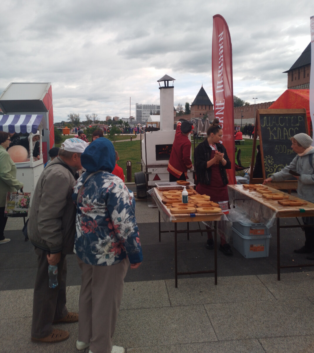 Нашему городу -877, но он  как всегда молод, красив, хорош собой, да ещё в в полном расцвете сил, радует своих жителей и гостей, историческими  памятниками, итересными музеями, замечательными...-25