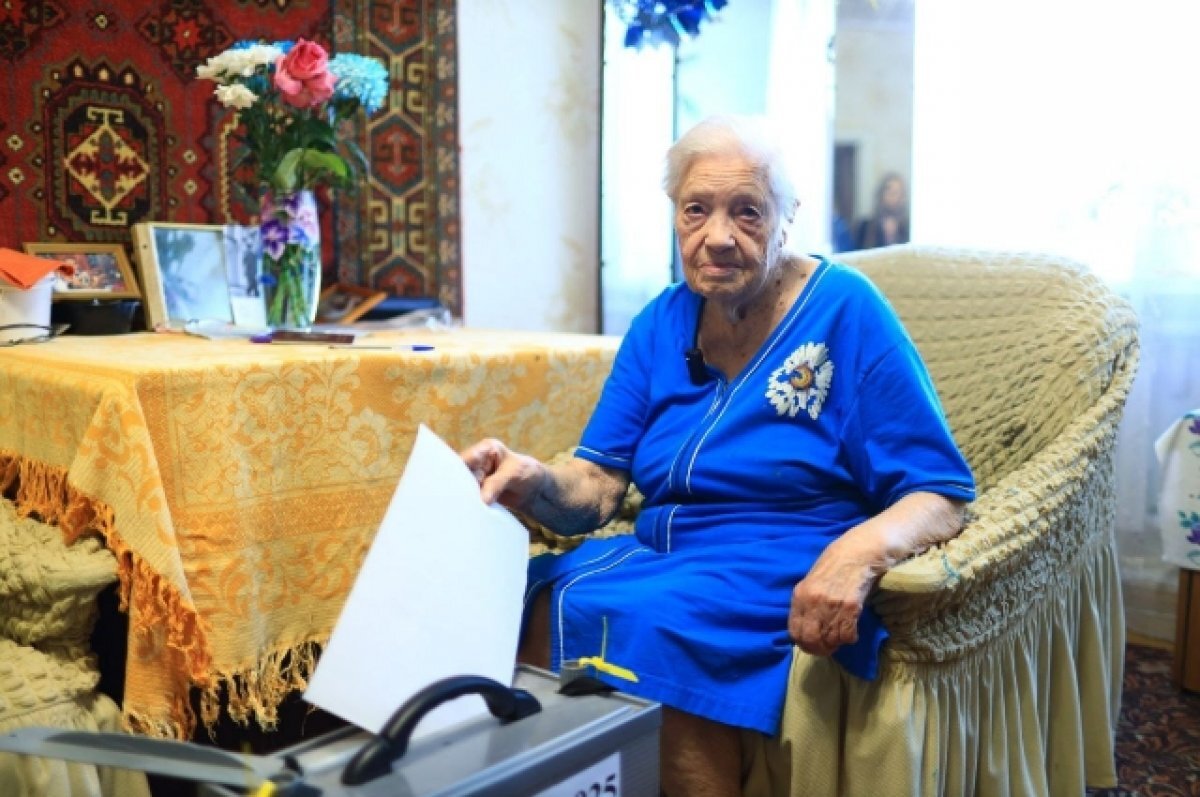    Фронтовичка проголосовала накануне 100-летнего юбилея