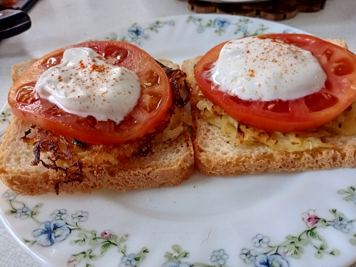 сендвич с драником, помидором и сметаной - очень вкусно