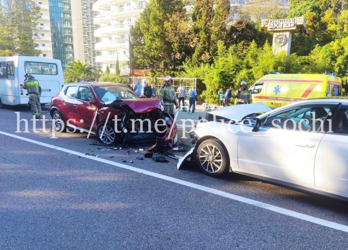    В Сочи в ДТП с участием трех автомобилей пострадали два человека