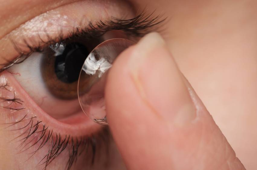 Контактные линзы для глаз. Роговичная контактная линза на глазу. Линзы можно в воду положить