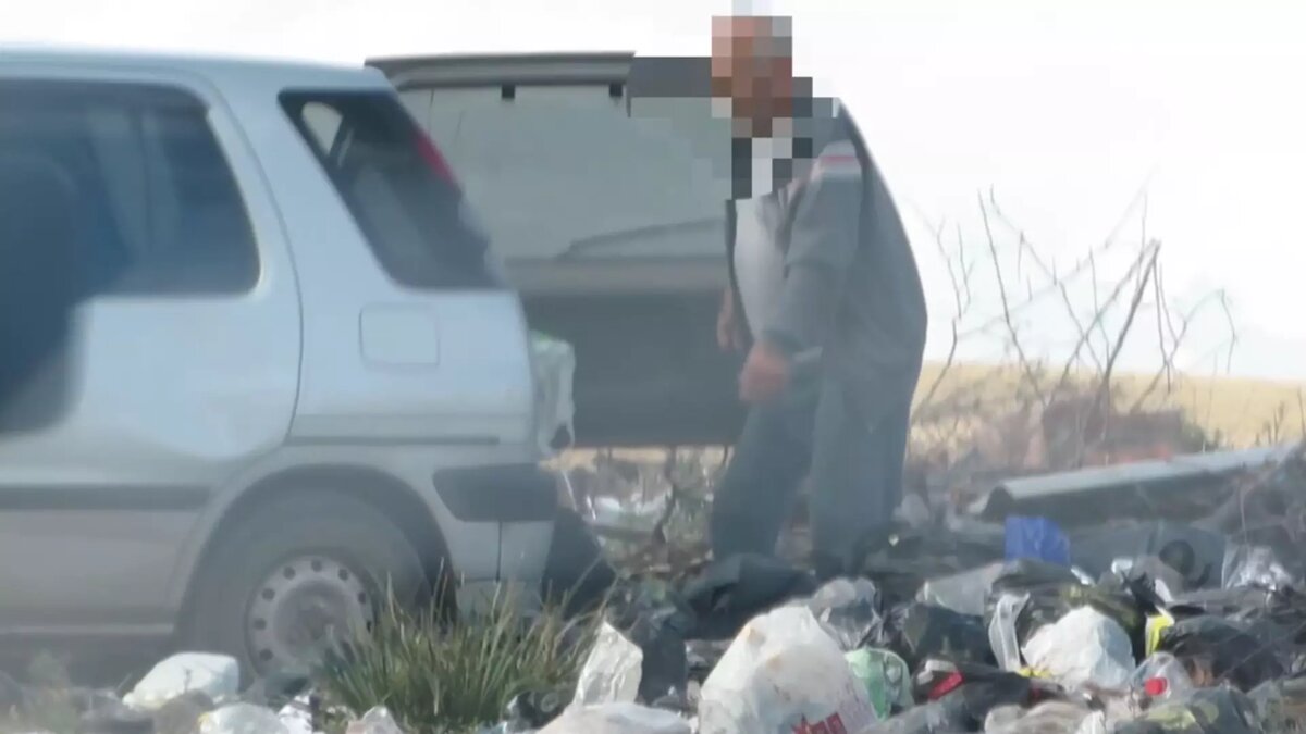     В Аскизском районе Хакасии мужчину поймали с поличным при выбрасывании мусора в поле. Это засняли на видео инспекторы Минприроды Хакасии.