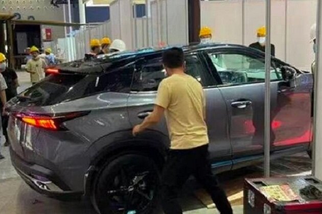 На фото: Кроссовер Chery X-C (Omoda 5) перед премьерой