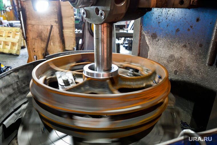    Сотрудники гальванического цеха УВЗ, как и коллеги по другим участкам, выполняют гособоронзаказ