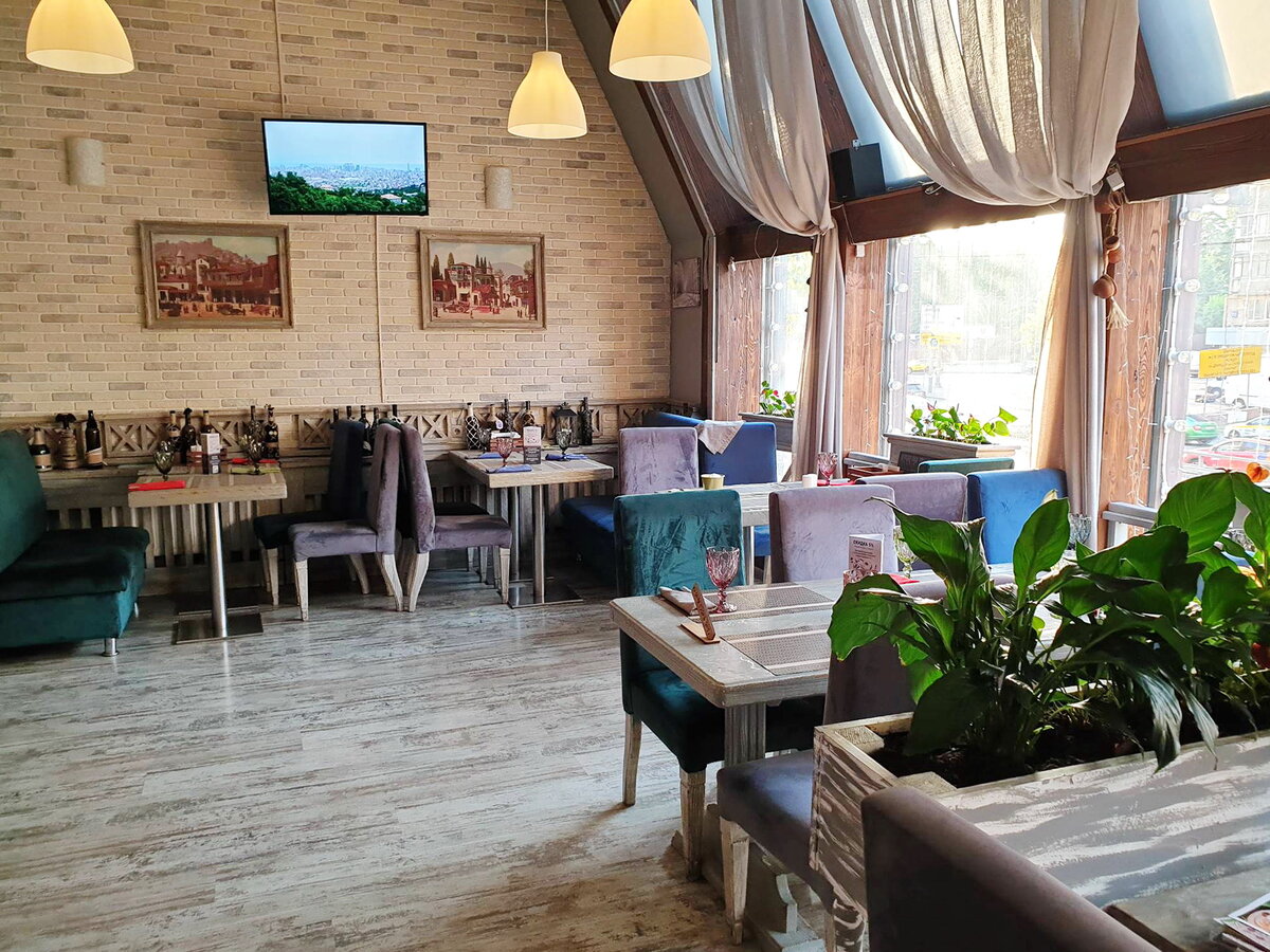 Много больших окон, обеспечивающих поток света