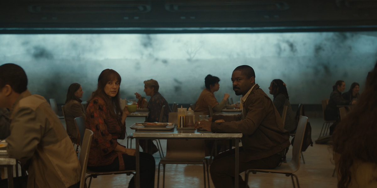 Снаружи бункера установлены камеры. С их помощью жители могут видеть на больших экранах происходящее наверху.