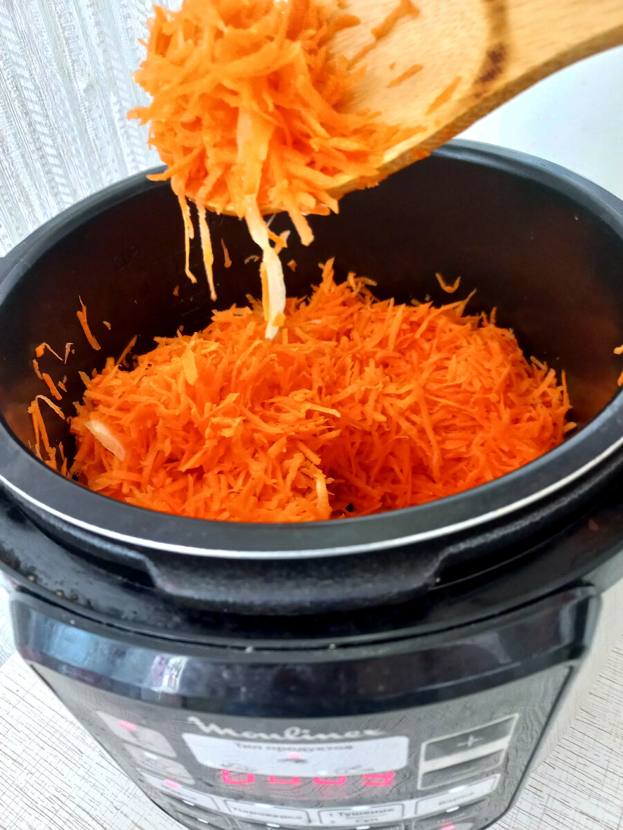 Морковь с луком тушим до готовности