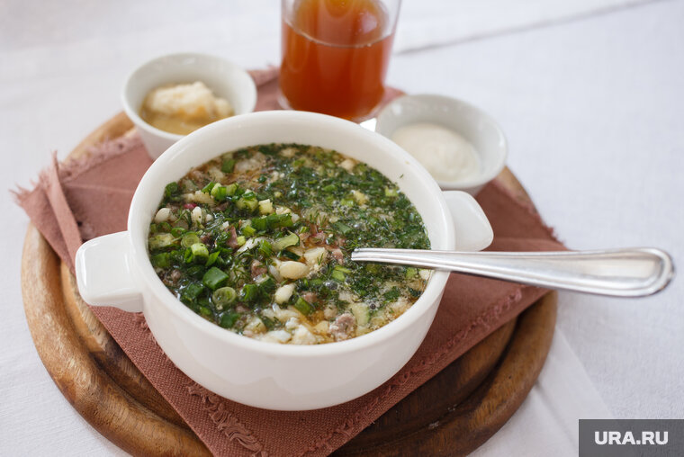    Колбасу в окрошке лучше заменить говядиной или курицей