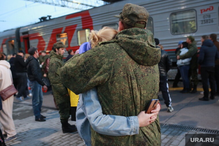 Мобилизация обнимаются. Частичная мобилизация в России. Мобилизованные РФ фото. Мобилизация в Свердловской области.