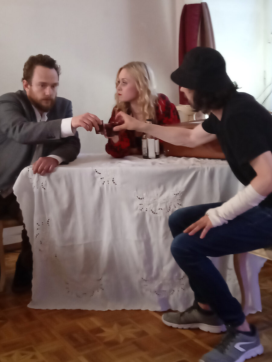 Сцена из спектакля. Слева направо:  Довлатов - Николай Ильницкий, Маруся - Мария Мелик-Пасаданова, Рафа - Влад Волков