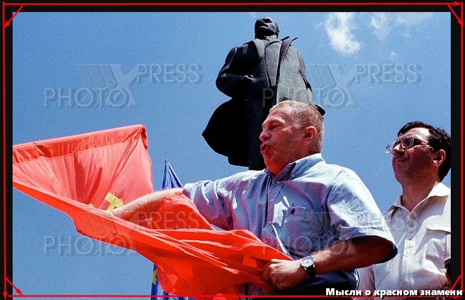 Во время парада победы обязательно торжественно выносят Красное Знамя. Напоминая всем, что под этим знаменем Красная Армия разбила полчища фашистов.-4