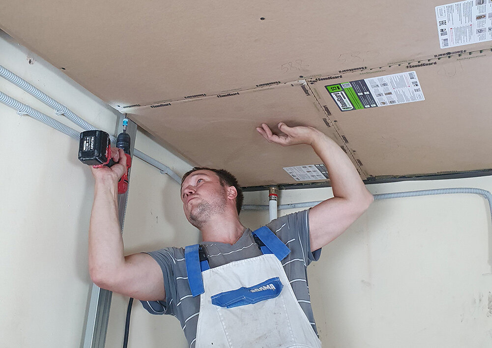 Монтаж звукоизоляционных панелей SoundGuard ЭкоЗвукоизол на потолок