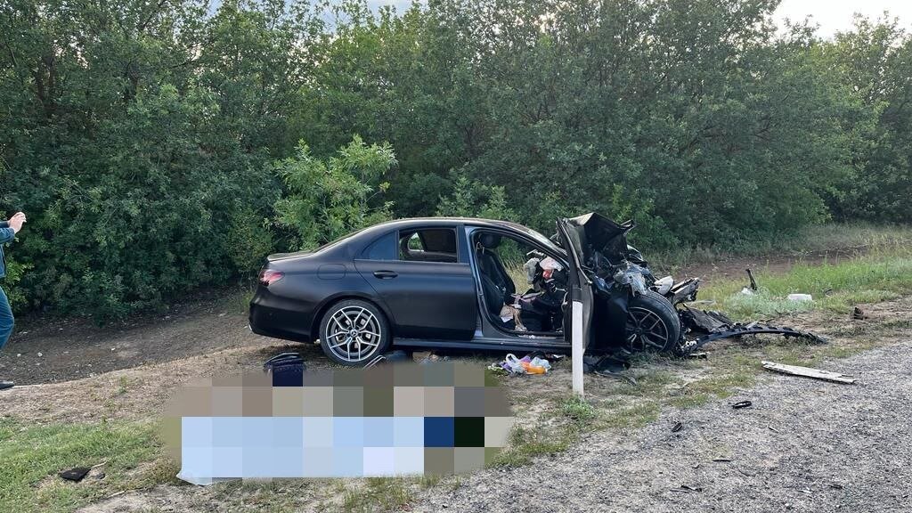     29-летняя женщина и двое детей попали в больницу после жуткого столкновения их легковушки с фурой в Иловлинском районе Волгоградской области, сообщили изданию «НовостиВолгограда.ру» в облздраве.