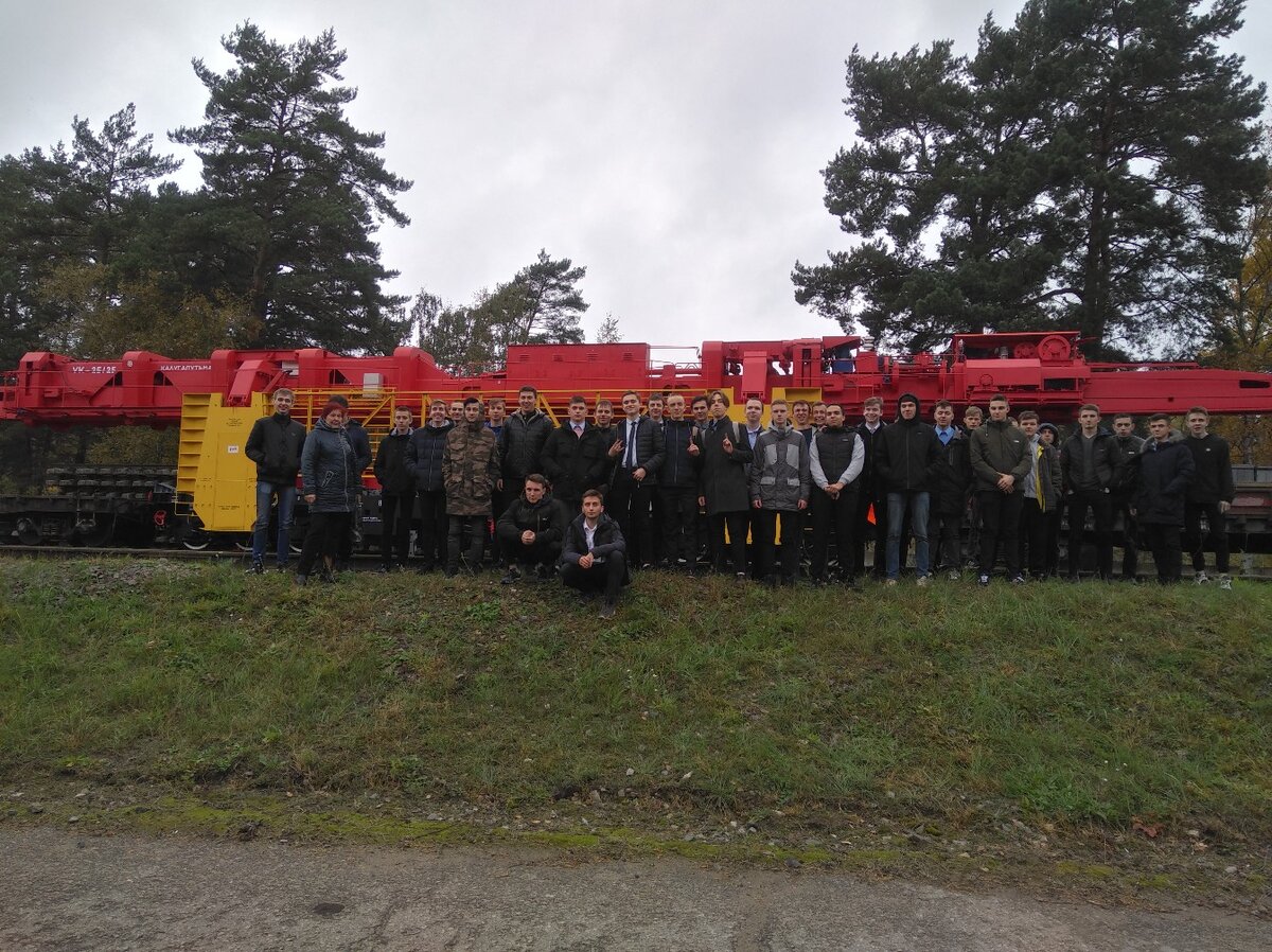 Одна из групп обучающихся по специальности 23.02.04 "Техническая эксплуатация дорожных и строительных машин".