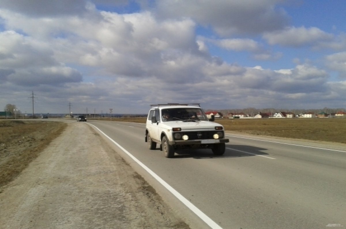    Угонщик вскрыл машину и завёл её, соединив провода.