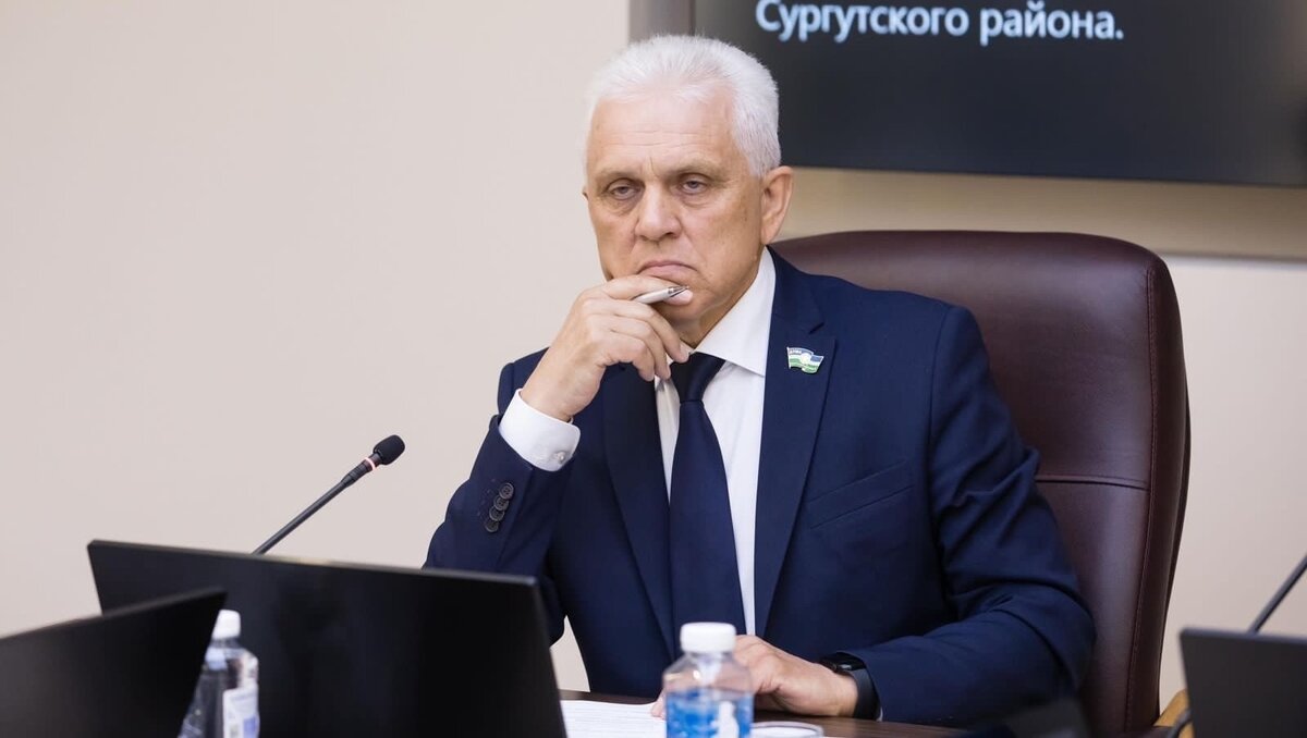     Он принял на работу супругу, через которую продавал недвижимость нефтяников мэрии.