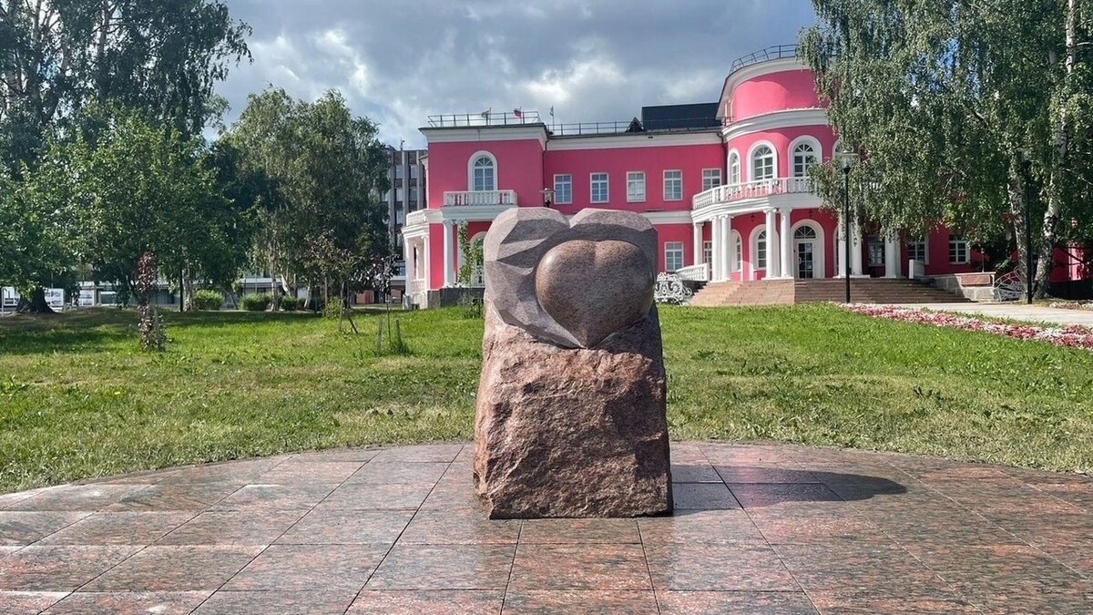     Установлен он был совсем недавно, но его решили убрать и доработать. Об этом КарелИнформу сообщили специалисты мэрии города.