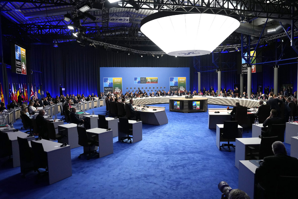 Общий вид заседания Совета НАТО - Украина во время саммита НАТО в Вильнюсе, Литва, 12 июля 2023 // AP Photo / Pavel Golovkin