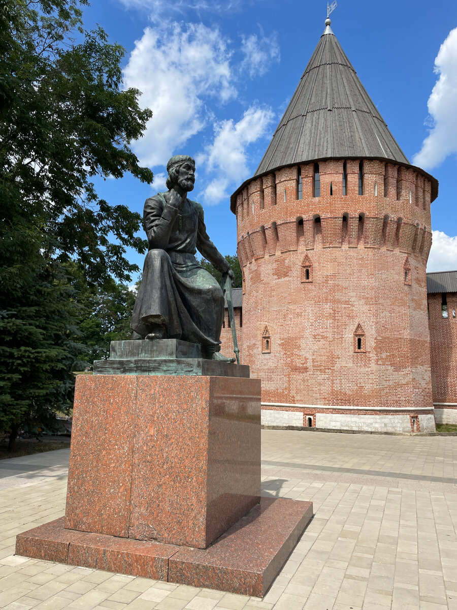Памятник зодчему Ф.С. Коню возле стен Смоленского Кремля