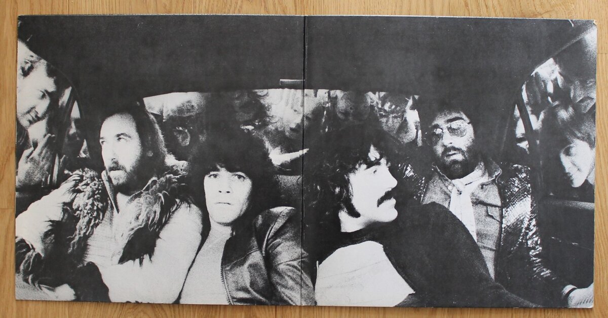 Внутренний разворот альбома