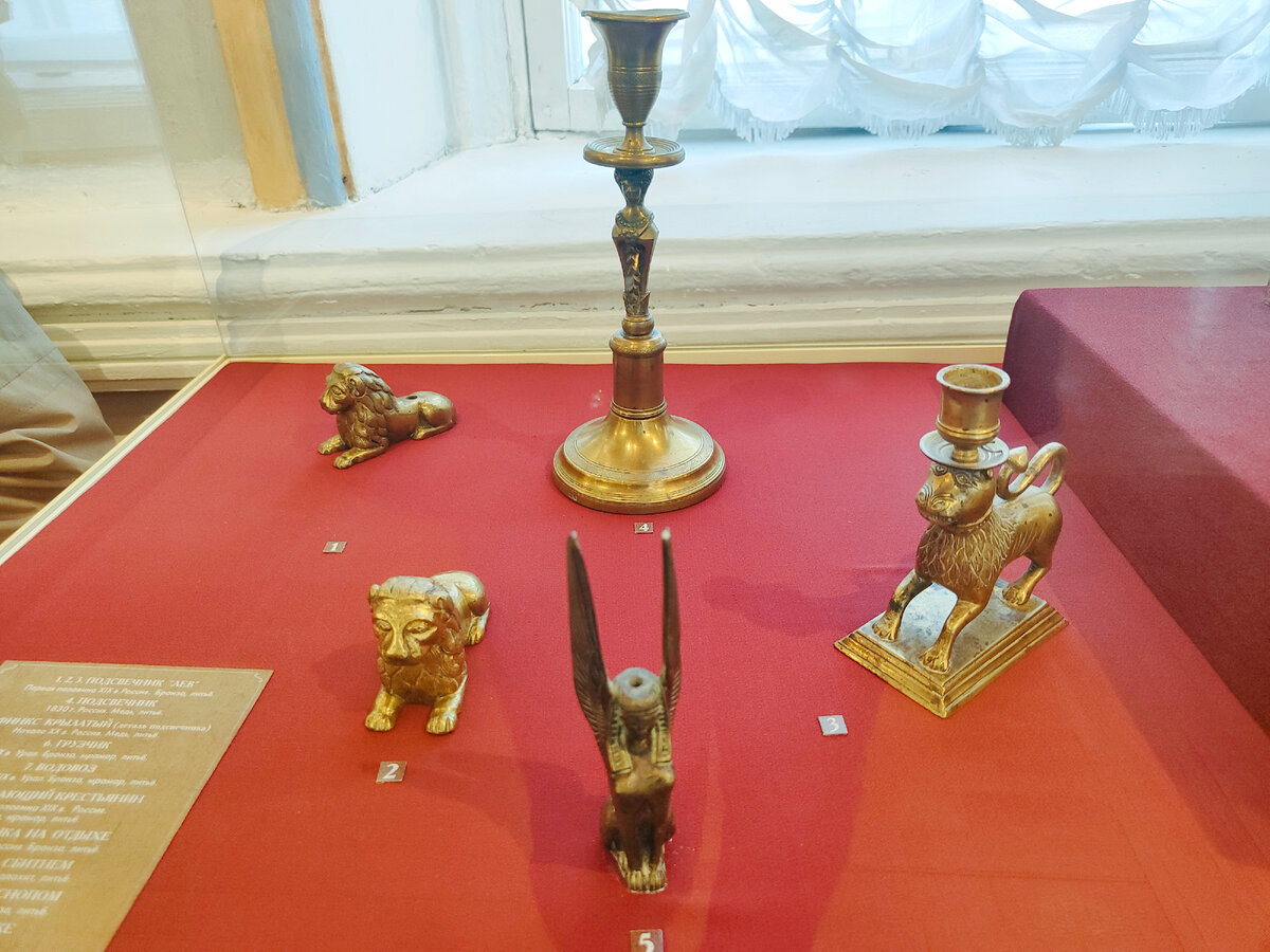 Подсвечник "Лев" (1 пол. XIX века), ещё один подсвечник (1830 г.) и Сфинкс крылатый - это деталь подсвечника (нач. ХХ века). 