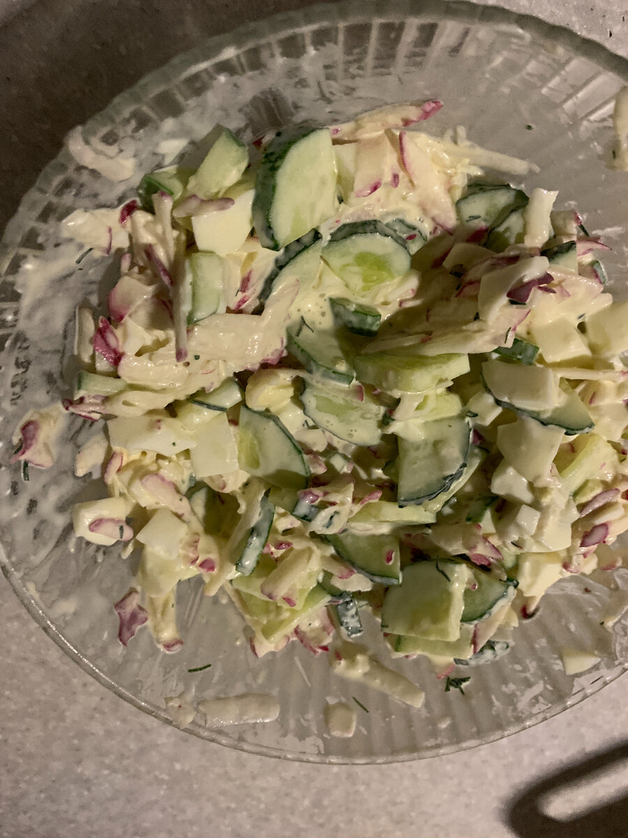 Салат с зеленым луком, яйцом и редиской