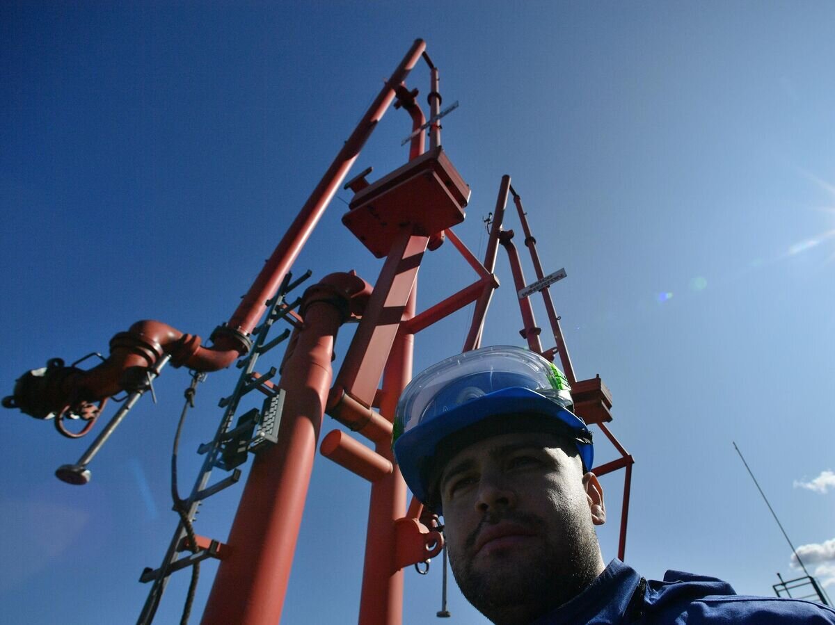 Рабочий в терминале компании "Газпромнефть" в Санкт-Петербурге© РИА Новости / Александр Гальперин