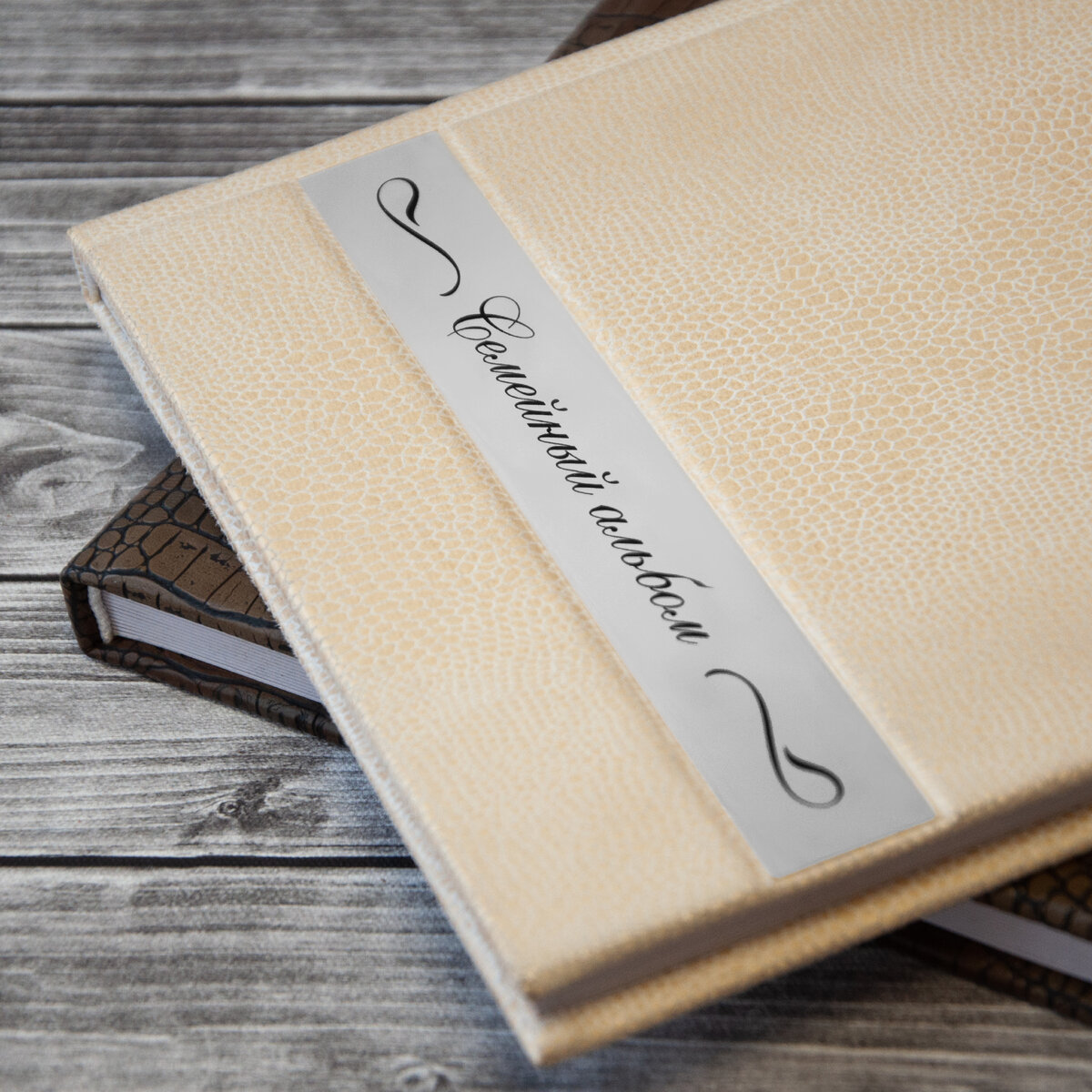 Гравировка – это процесс создания углублений или выпуклостей на поверхности материала с помощью специального инструмента. Такой метод позволяет достичь точной и долговечной надписи, которая будет видна на протяжении многих лет.