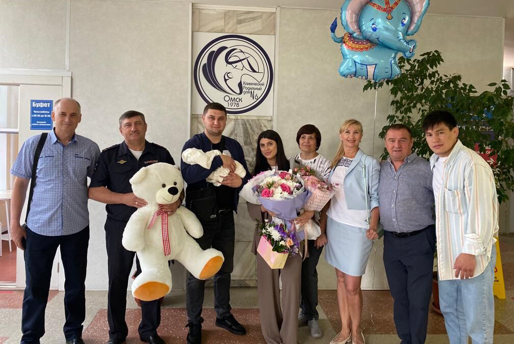 Алину Хайдарову встречают с новорождённой дочкой Элиной