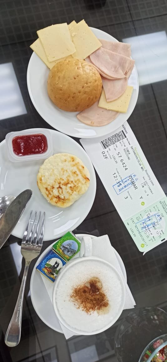 И так как золотой статус карты Евгения дают нам доступ с бизнес зал ожидания Томска- то делюсь, что тут есть