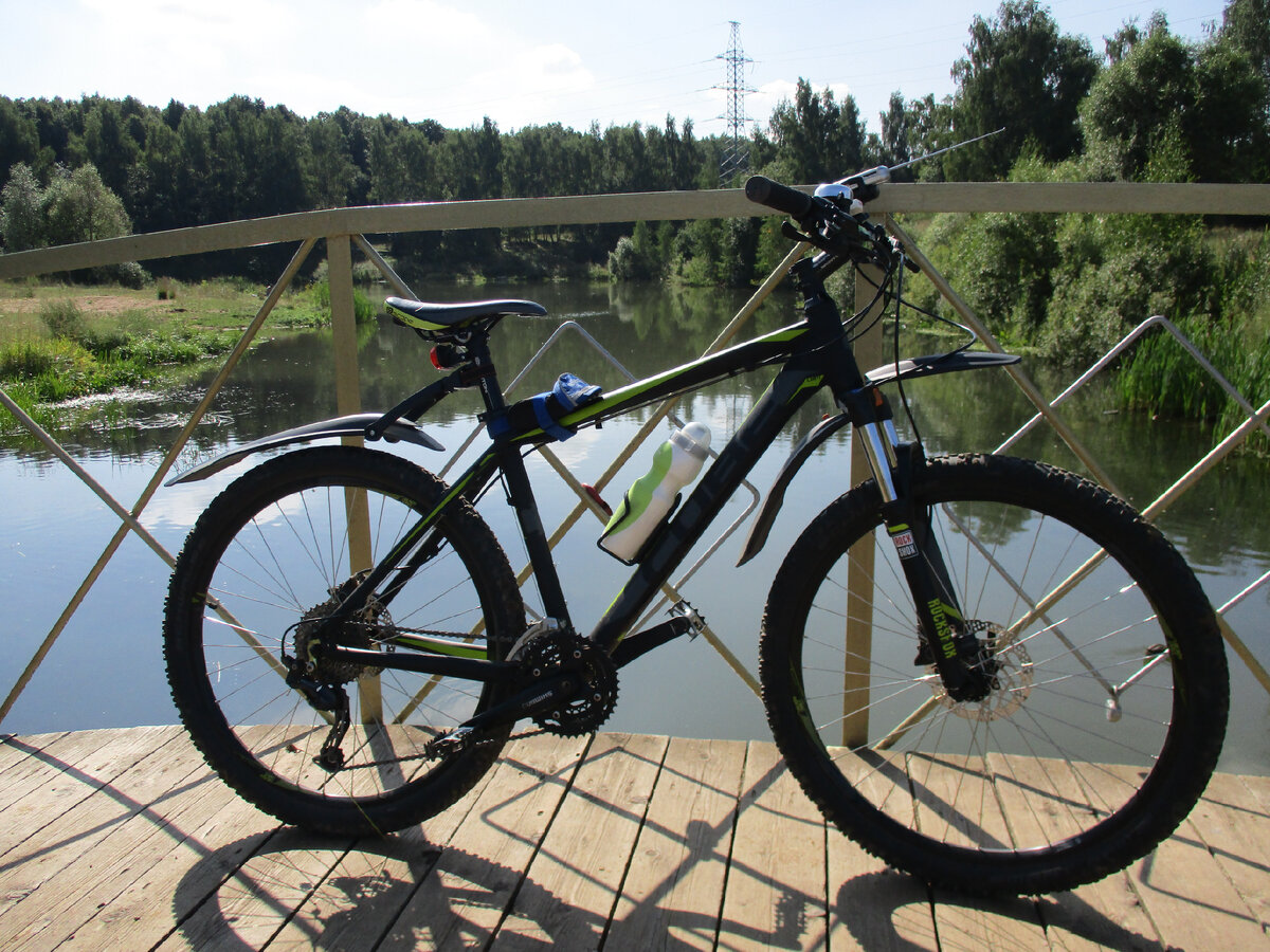 Вот он, мой верный CUBE, на мосту через пруды Альфа-Битцы, за МКАДом.