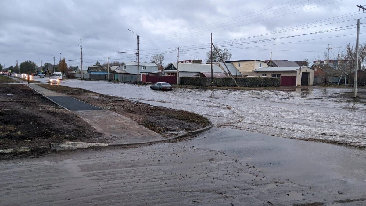     В мэрии пояснили причины потопа на дорогах Оренбурга из-за двухдневного дождя, сказав то, что и так знали все: виноваты ливневки, а точнее их отсутствие или плохая работа.