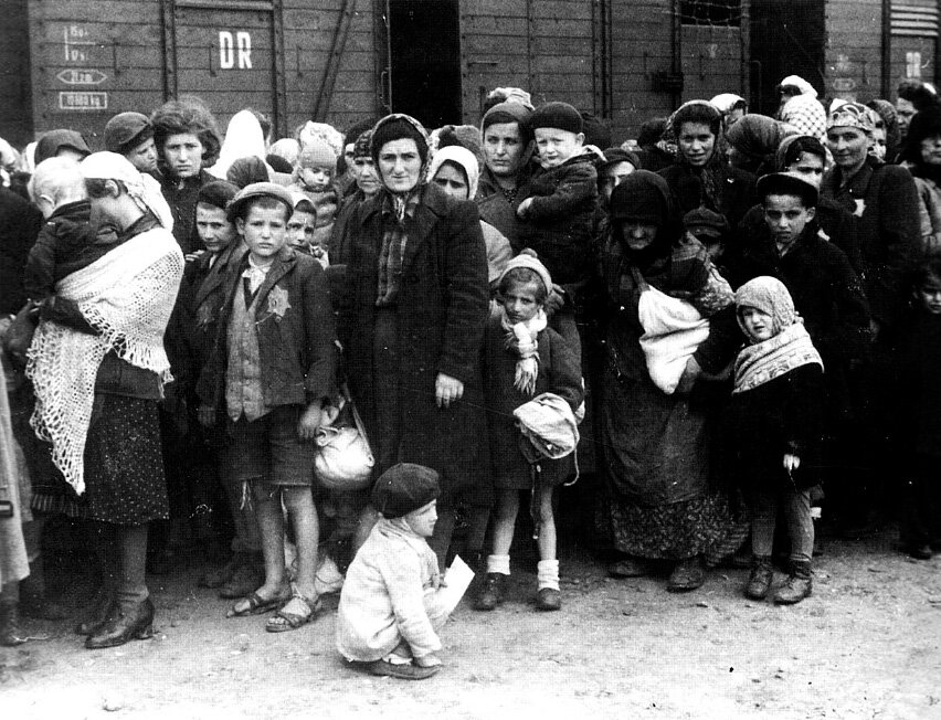 Прибытие венгерских евреев в концлагерь Освенцим, конец мая 1944 года. (Атрибуция исходного фото - Bundesarchiv, Bild 183-N0827-318 / CC-BY-SA 3.0).