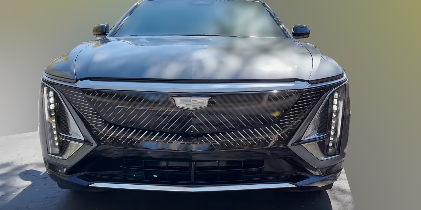 Передняя часть кузова в сером цвете с комплектацией Luxury.