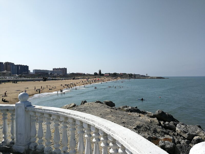 Длина центрального пляжа Каспийска — 1 км. Даже в пик купального сезона здесь много свободного места. Источник: Яндекс Карты